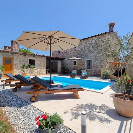 Tonin - House For 6 Guests With Backyard, Pool And Whirlpool In Istria, Istrien Villa Marčana