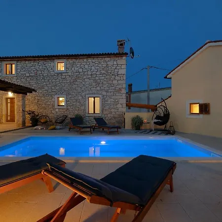 Tonin - House For 6 Guests With Backyard, Pool And Whirlpool In Istria, Istrien Marčana