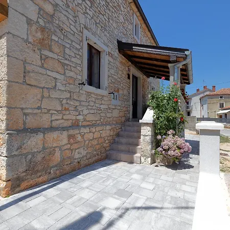 Tonin - House For 6 Guests With Backyard, Pool And Whirlpool In Istria, Istrien Villa Marčana