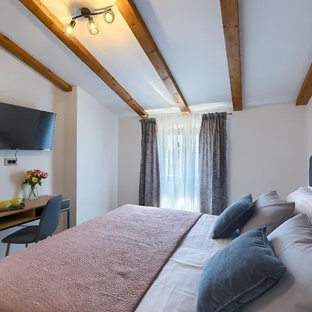 Tonin - House For 6 Guests With Backyard, Pool And Whirlpool In Istria, Istrien *