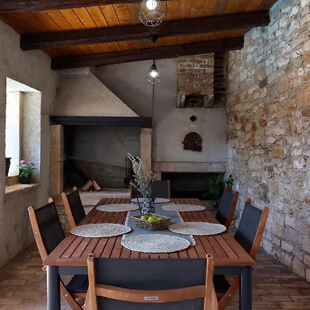Villa Tonin - House For 6 Guests With Backyard, Pool And Whirlpool In Istria, Istrien Marčana