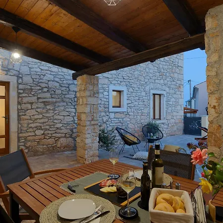 Tonin - House For 6 Guests With Backyard, Pool And Whirlpool In Istria, Istrien * Marčana