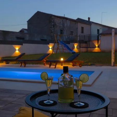 Tonin - House For 6 Guests With Backyard, Pool And Whirlpool In Istria, Istrien Villa Marčana