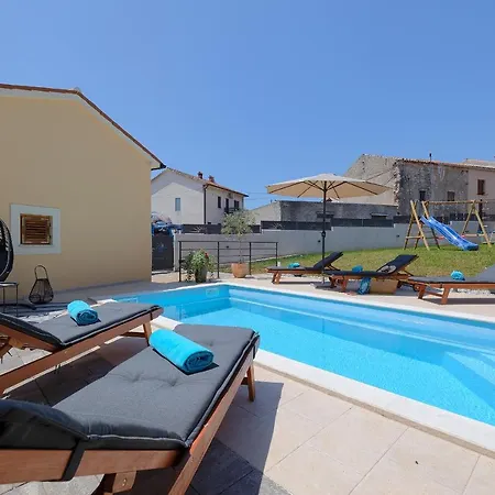Tonin - House For 6 Guests With Backyard, Pool And Whirlpool In Istria, Istrien * Marčana