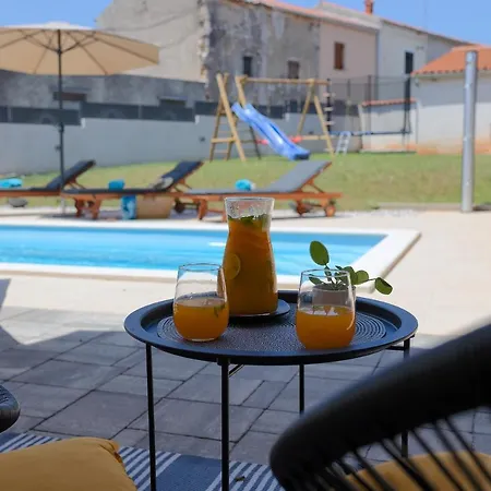 Tonin - House For 6 Guests With Backyard, Pool And Whirlpool In Istria, Istrien * Marčana