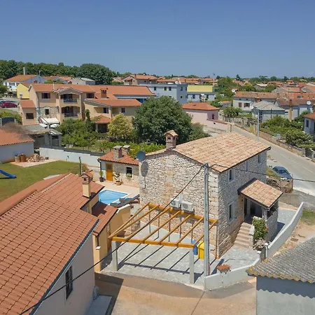Tonin - House For 6 Guests With Backyard, Pool And Whirlpool In Istria, Istrien * Marčana