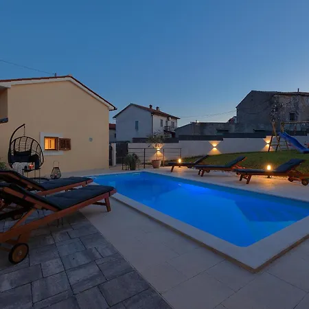 Tonin - House For 6 Guests With Backyard, Pool And Whirlpool In Istria, Istrien Villa *