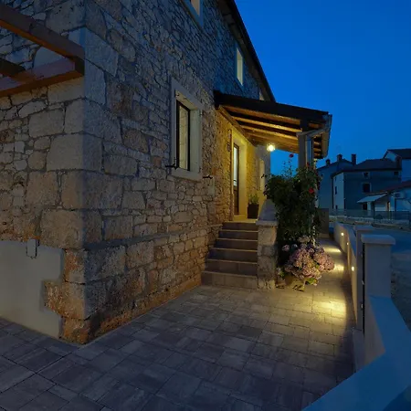 Tonin - House For 6 Guests With Backyard, Pool And Whirlpool In Istria, Istrien Villa *