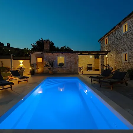 Tonin - House For 6 Guests With Backyard, Pool And Whirlpool In Istria, Istrien * Marčana