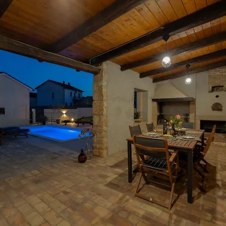 Tonin - House For 6 Guests With Backyard, Pool And Whirlpool In Istria, Istrien