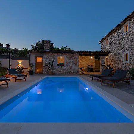 Tonin - House For 6 Guests With Backyard, Pool And Whirlpool In Istria, Istrien Villa *