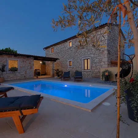 Villa Tonin - House For 6 Guests With Backyard, Pool And Whirlpool In Istria, Istrien