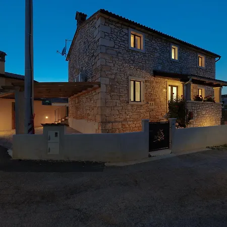 Tonin - House For 6 Guests With Backyard, Pool And Whirlpool In Istria, Istrien Villa Marčana