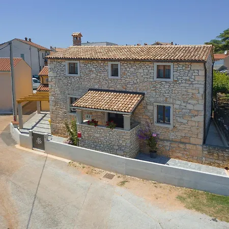 Tonin - House For 6 Guests With Backyard, Pool And Whirlpool In Istria, Istrien Villa