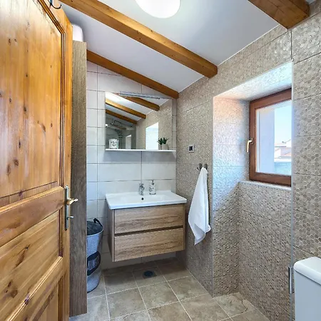 Tonin - House For 6 Guests With Backyard, Pool And Whirlpool In Istria, Istrien Villa Marčana