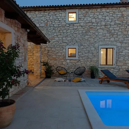 Tonin - House For 6 Guests With Backyard, Pool And Whirlpool In Istria, Istrien *