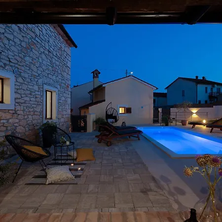 Tonin - House For 6 Guests With Backyard, Pool And Whirlpool In Istria, Istrien Villa *