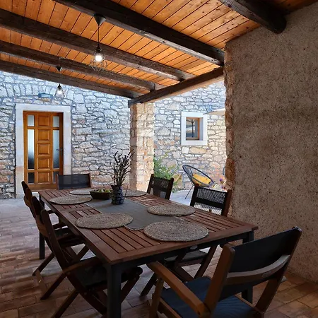 Tonin - House For 6 Guests With Backyard, Pool And Whirlpool In Istria, Istrien * Marčana