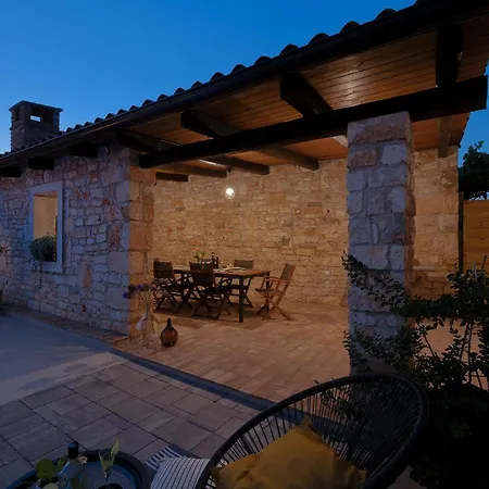 Tonin - House For 6 Guests With Backyard, Pool And Whirlpool In Istria, Istrien Villa Marčana