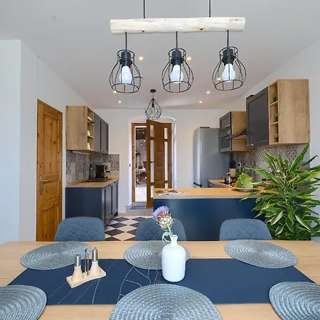 Tonin - House For 6 Guests With Backyard, Pool And Whirlpool In Istria, Istrien Villa *