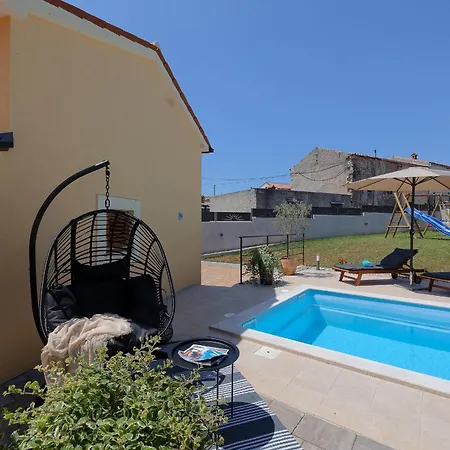 Tonin - House For 6 Guests With Backyard, Pool And Whirlpool In Istria, Istrien Villa