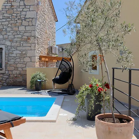 Tonin - House For 6 Guests With Backyard, Pool And Whirlpool In Istria, Istrien *