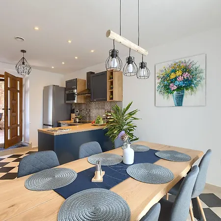 Tonin - House For 6 Guests With Backyard, Pool And Whirlpool In Istria, Istrien Villa