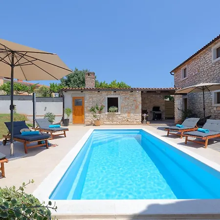 Tonin - House For 6 Guests With Backyard, Pool And Whirlpool In Istria, Istrien Villa