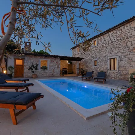Tonin - House For 6 Guests With Backyard, Pool And Whirlpool In Istria, Istrien Marčana